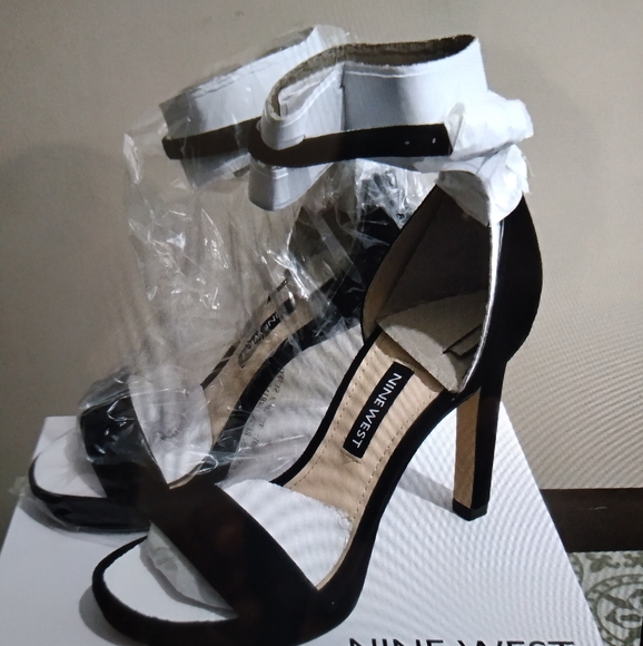 Black Edyn ankle strap size 5 1/2 never worn - Picture 2 of 2